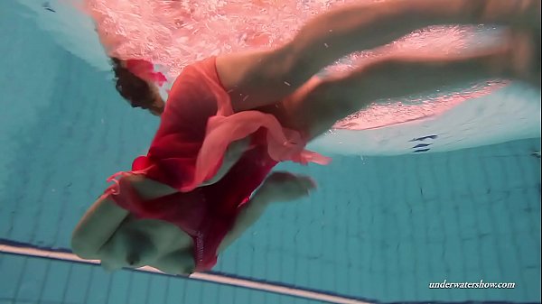 Duna Bultihalo beauté habillée sous l'eau