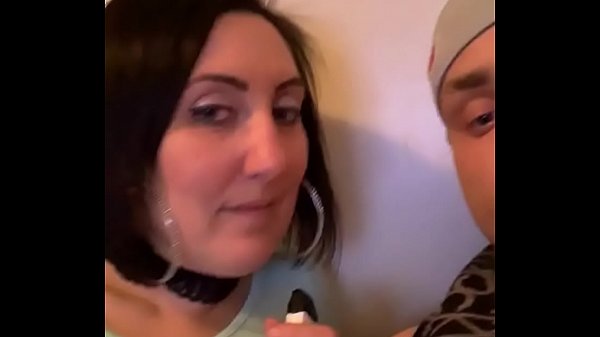 La sincera Sandra, también conocida como Blancanieves, llega a la pantalla grande y le lamen los pezones de mami antes de acostar a sus mocosos.