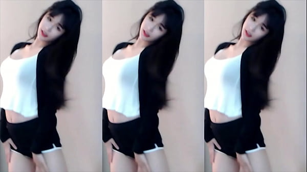 Chinese girls jump on high-speed roller coasters