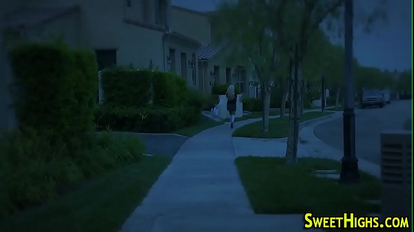 Une étudiante blonde se fait éjaculer après avoir roulé