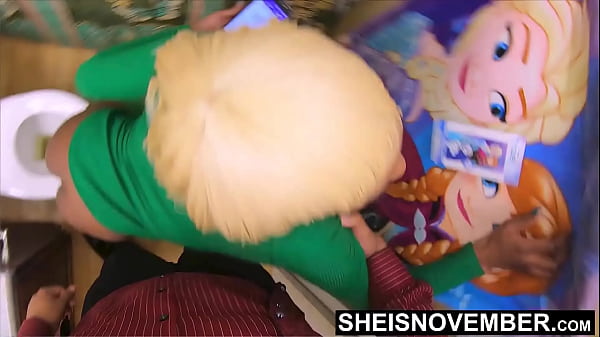 HD Hice que mi hijastra se bajara del baño para follarme, de pie en POV, estilo perrito, primer plano junto a su padrastro cachondo, gran polla, la sexy rubia tetona Sheisnovember teniendo sexo duro contra la pared de pie en Msnovember