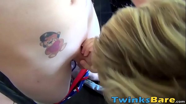 Il giovane viene scopato dai suoi amici dopo aver fatto un doppio pompino