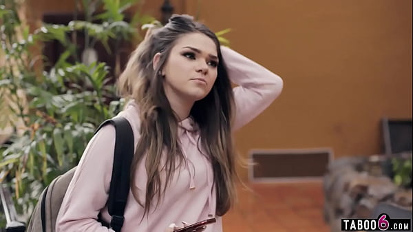 La touriste adolescente Athena Faris dans un Airbnb en Allemagne avec un homme beaucoup plus âgé