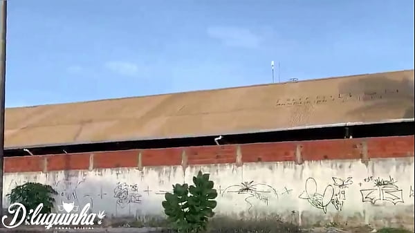 Fui no matagal e acabamos nos perdendo, rolou um sexo ao ar livre