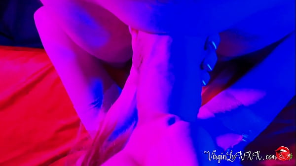 Ragazza succhia un grosso cazzo, si masturba la figa e a pecorina