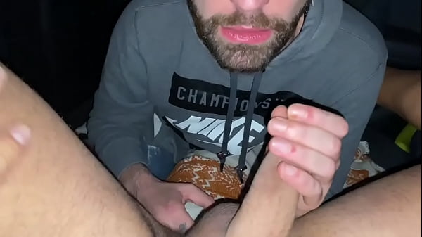 Gay lutscht den Schwanz eines Heteros und fingert seinen Arsch