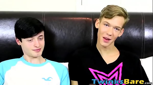 Il buco stretto di un ragazzo viene scopato a pelo e prende un carico incredibile