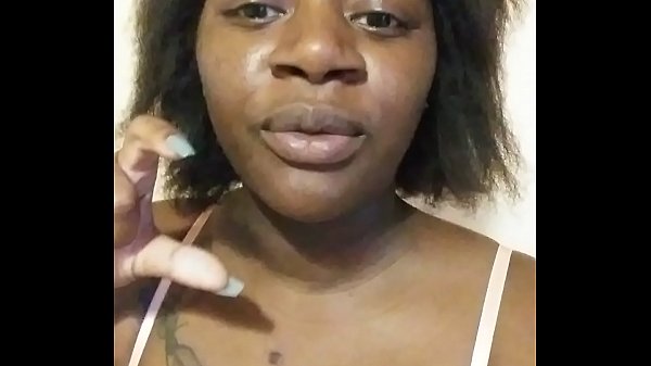 Cô gái tuổi teen tuyệt đẹp tạo dáng trong thổi kèn