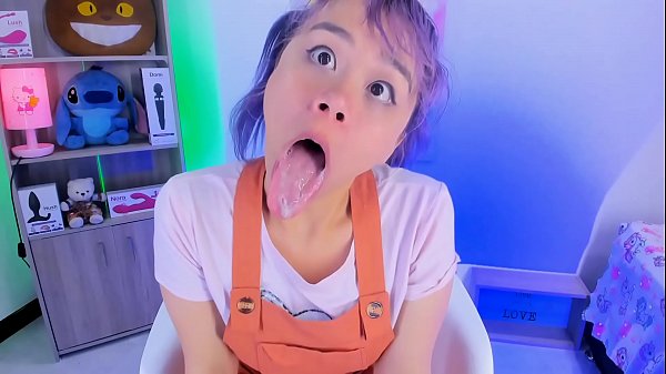 लीला जॉर्डन आपके लिए एक गिलास में थूकती है