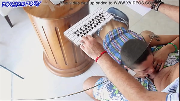 4K हॉट किशोर टेबल के नीचे गहरा मुख-मैथुन करता है