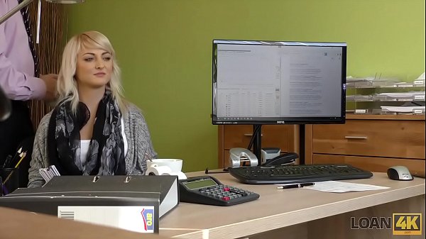 LOAN4K. Nette junge Dame gibt im Kreditbüro einen Kopf und spreizt die Beine