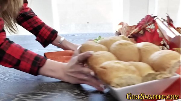 Sehen Sie sich das attraktive Teen-Video mit Strümpfen an