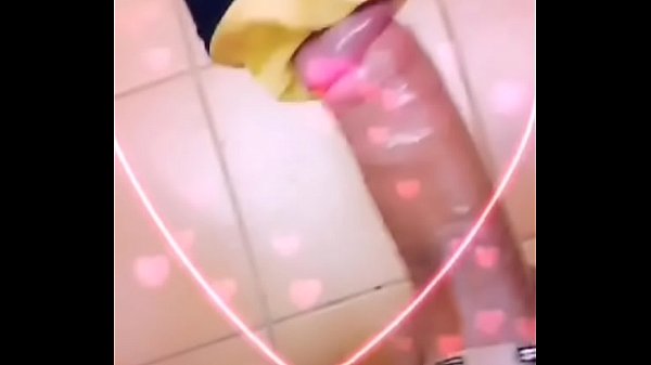 Er holt sich mit seinem schönen Schwanz einen runter und spritzt ab