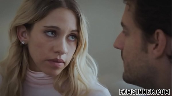 Bellissima teenager si spoglia