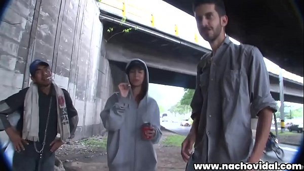 Auf dem Rücksitz zieht Nacho sie aus, fingert sie im schnell fahrenden Auto und bringt sie in sein Hotel, damit er sie wie eine richtige Schlampe in rosa Netzstrümpfen anziehen kann