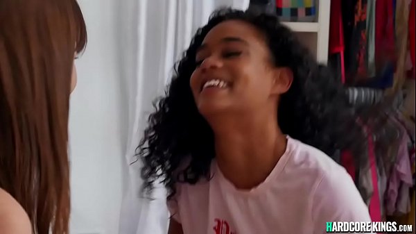 La giocosa ragazza teenager si spoglia in modo lesbico