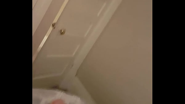 Adolescente nativo che allatta malato