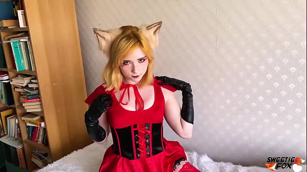 Sweetie Fox si masturba con le perline anali della figa e del buco del culo