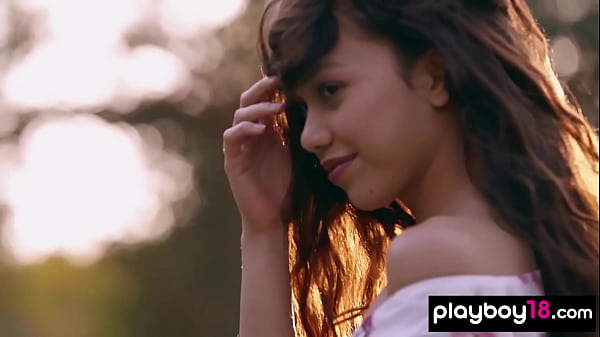 Linda cara adolescente Kit Rysha sensual striptease al aire libre