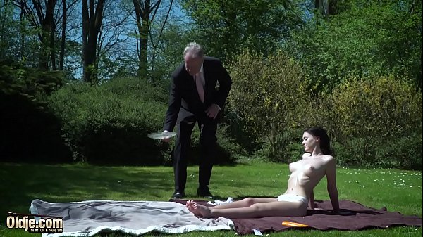 O pau velho e grande de Boris faz o adolescente gozar várias vezes