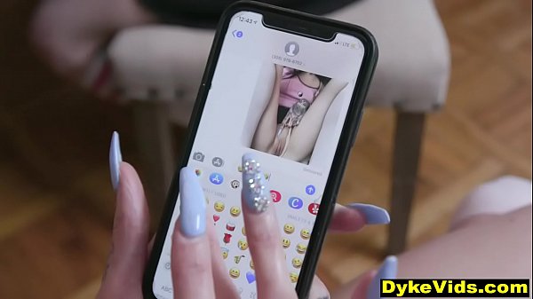 Chị em đồng tính nữ tuổi teen quan hệ tình dục sau lưng dượng