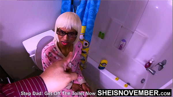 HD Pule para longe da cômoda, pare de mijar e foda-me vagabunda, eu disse para minha enteada, impregnando buceta molhada durante torta de creme de cowgirl e foda estilo cachorrinho, loira sexy prostituta de ébano Sheisnovember, peitos grandes flácidos, areolas escuras fauxcest por Msnovember