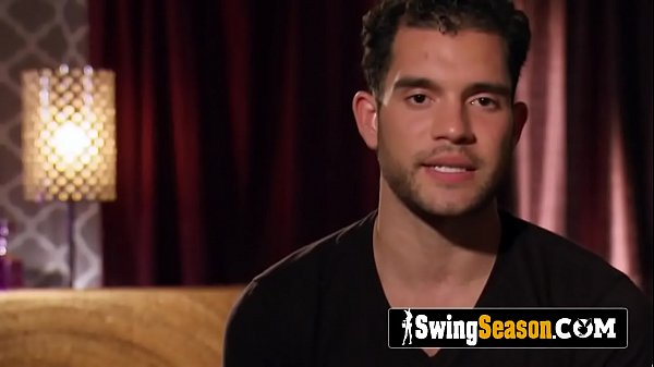 Un pompino softcore sotto la doccia con una piccola bruna scambista.