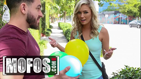 Heißer POV-Fick mit süßer Teenie-Blondine (Winter Bell) - MOFOS