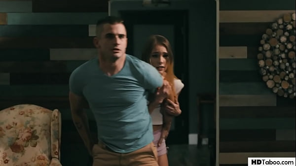 Sexy junges Mädchen tanzt