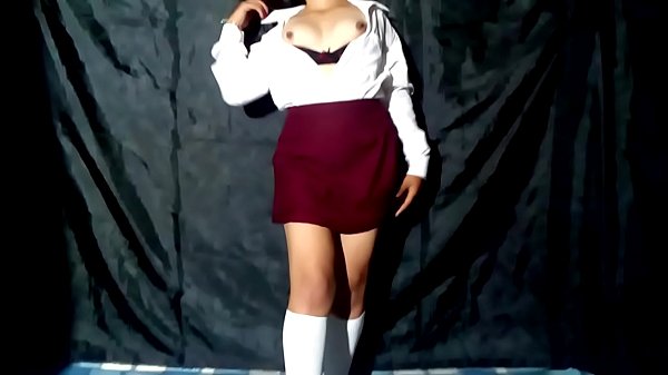 TREMENDO COSPLAY SE MASTURBA EN CASA MIENTRAS SUS PADRES NO LA DEJAN TENER NOVIO PERO SE MUESTRA EN XVIDEOS. LE ENCANTA IMAGINAR COMO LE CHUPAN LAS TETAS Y LE ROMPEN EL RICO COÑO&Ntilde_O.