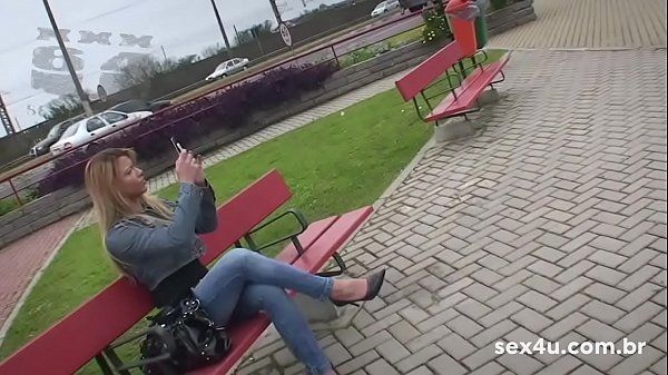 Luana ga&uacute_cha avvicinata dal regista Don Picone accetta soldi per spogliarsi [vedi di più su RED]