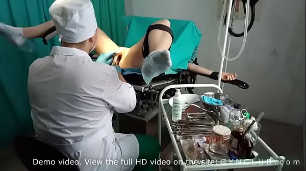 Mädchen bekommen Orgasmus auf dem Gynäkologiestuhl