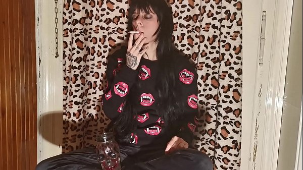 ragazza gotica dopo una lunga giornata dietro le quinte pt1 HD