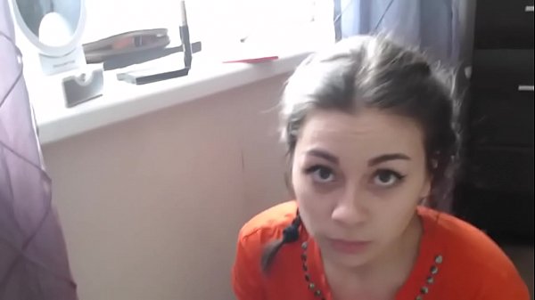 Stieftochter lutscht ihrem Stiefvater, wenn Stiefmama nicht zu Hause ist