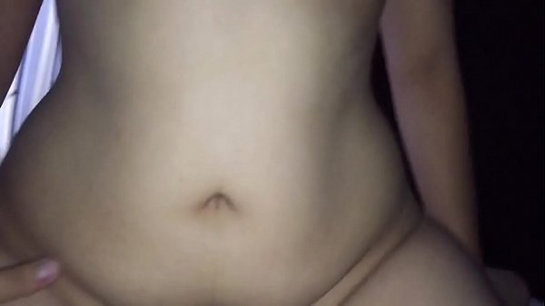 La ragazza carina si spoglia