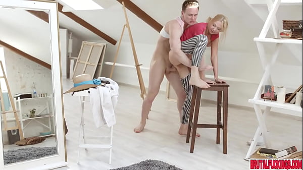 Adolescente follada por la garganta dominada por una polla