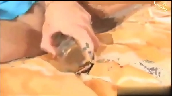 Hot Babe baise une bouteille