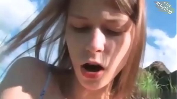 Jeune fille chaude jouant avec une bouteille