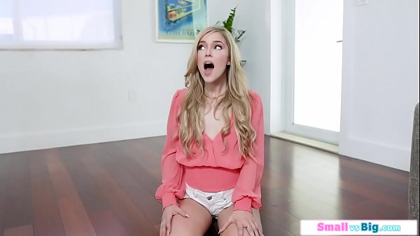 Amigo se folla la garganta a su puta petite gf