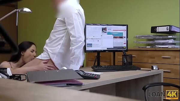 LOAN4K. Seriöser Kreditvermittler bohrt hübschen brünetten Kunden ins Arschloch