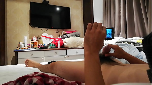 Une ado exotique sexy s'exhibe