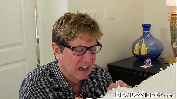 Amazing Teen Girl s'amuse avec une éjaculation