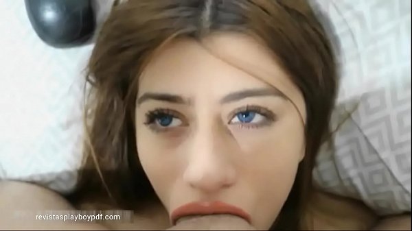 Teen si strozza succhiando un bel cazzo