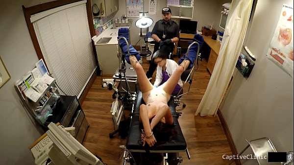 Una teenager calda e giocosa si mette in mostra