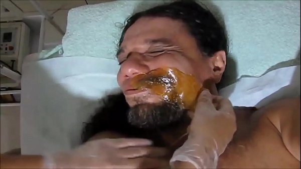 RASPANDO O BIGODE COM CERA QUENTE PARA GRAVAR PORNÔ BEIJANDO NOVINHAS NIRTY