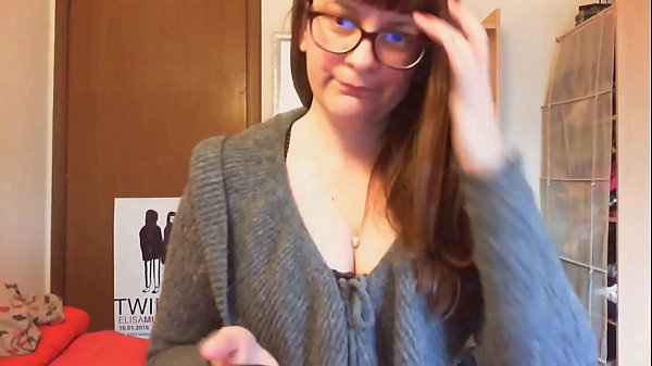 Oggi Nicoletta vuole fare un bel gioco di ruolo in italiano e umilia pesantemente quella troia di tua moglie