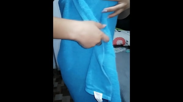 Veo a mi amiga desnuda y no soporto las ganas