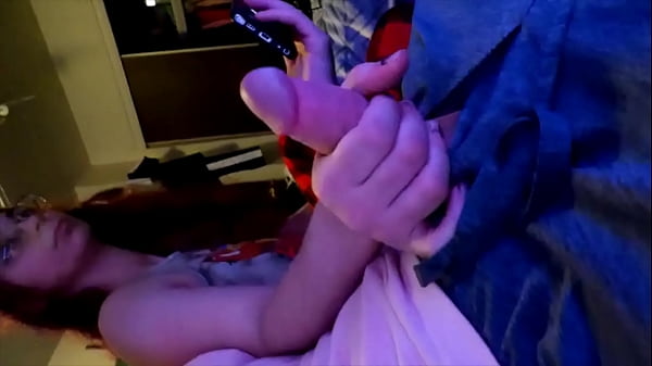 Kaila guarda un porno sincero e stuzzica il nostro cazzo