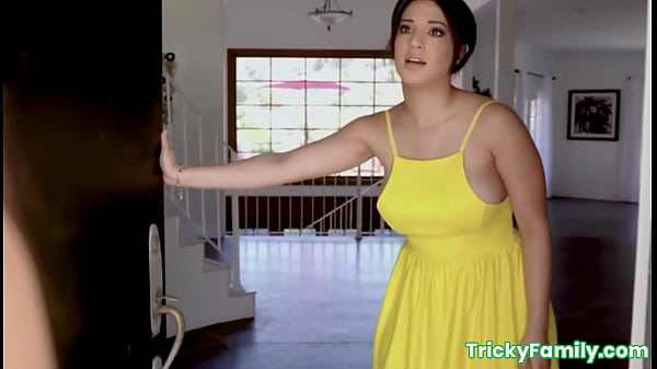 La demi-soeur adolescente Kylie Rocket se fait défoncer par le mari de sa demi-soeur