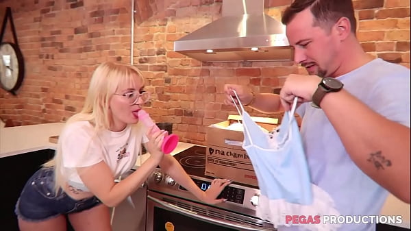 Pegas Productions - Di Chuyển Với Một Con Đĩ Có Hình Xăm Nhỏ!